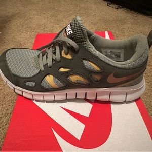 Nike Free Run 2 5.5 youth color oil green/monarch never been worn